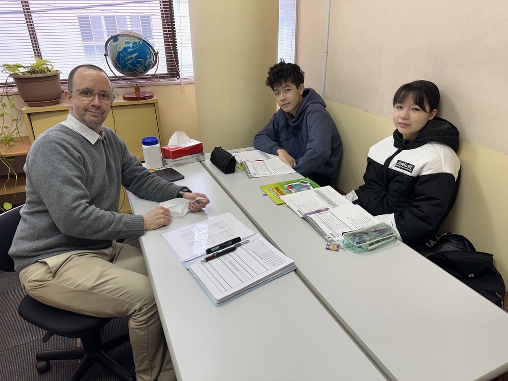 鹿児島 高校生英会話でネイティブ講師と学ぶ高校生の英語レッスン風景