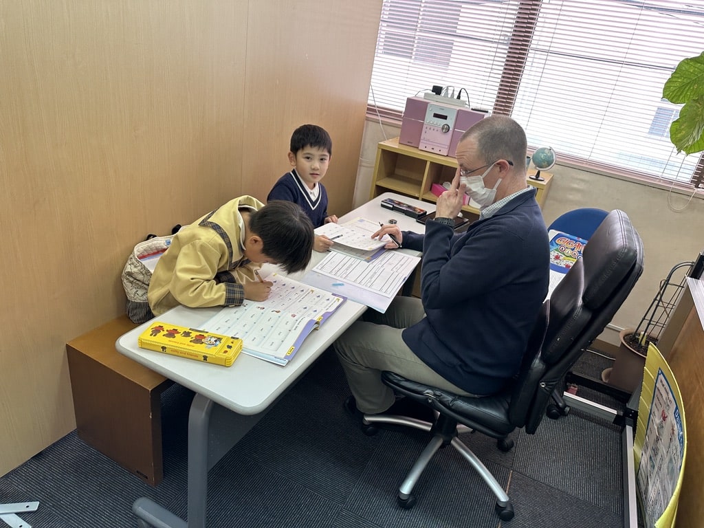 鹿児島 小学生英会話のレッスンでネイティブ講師と学ぶ小学生の様子ネイティブ講師による少人数制レッスン