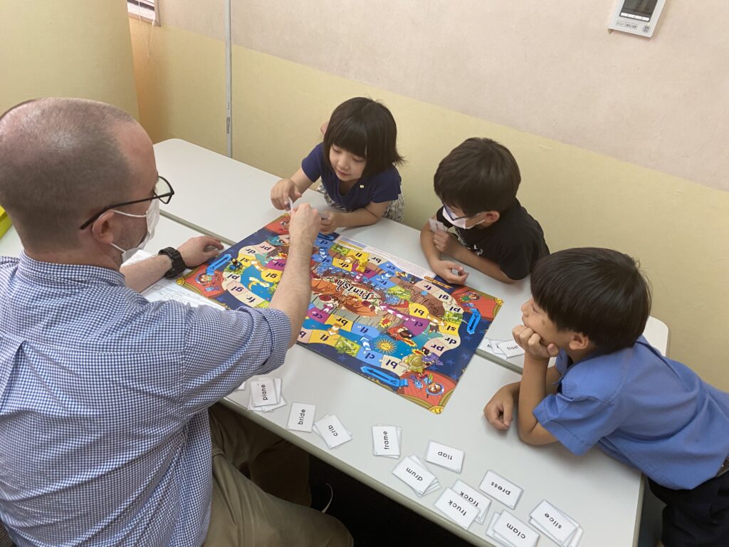 鹿児島市のG-Wiz英会話スクールでネイティブ講師と楽しく絵本やゲームで英語を学ぶ子どもたち